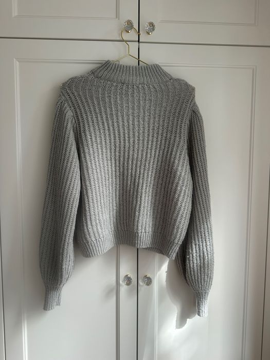 Szary sweter damski