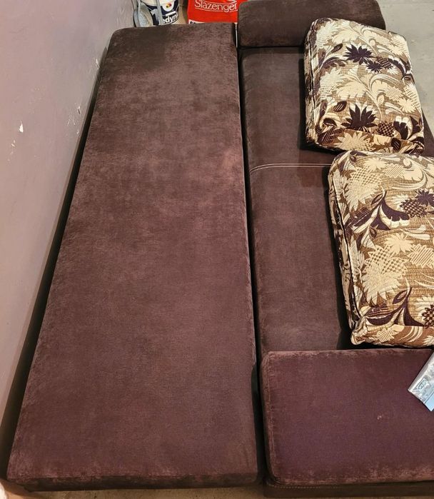 Sofa rozkładana z poduszkami