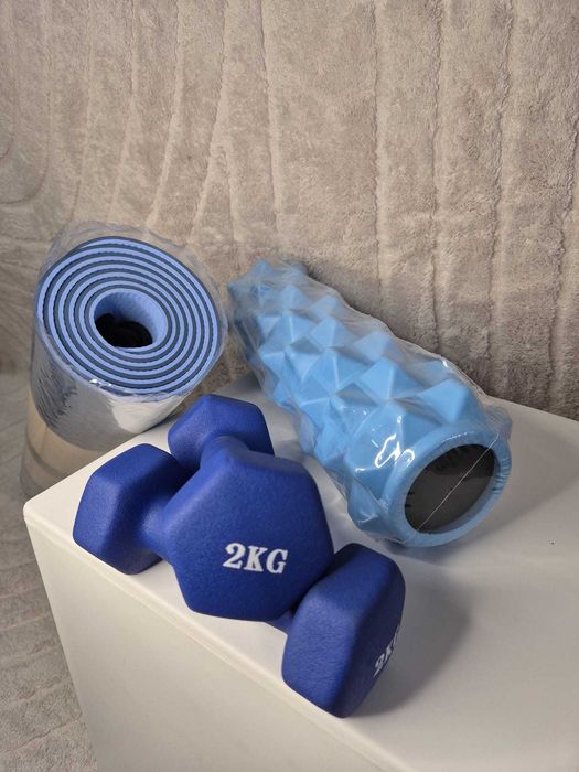 Mata do ćwiczeń fitness i jogi  z akcesoriami
