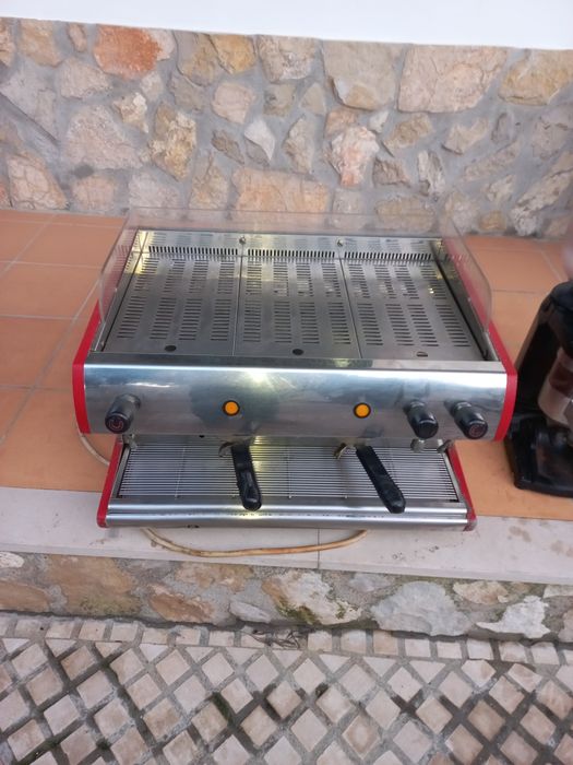 Máquina de café e moinho.