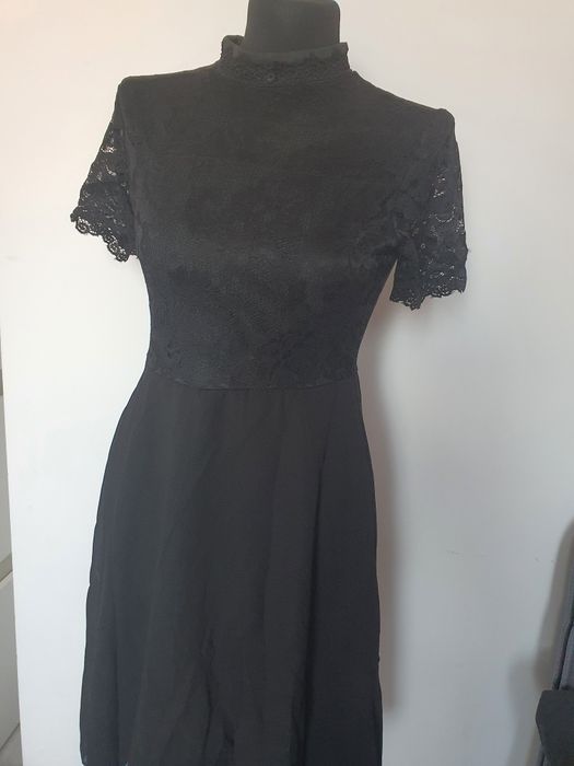 Czarna elegancka sukienka stójka koronka