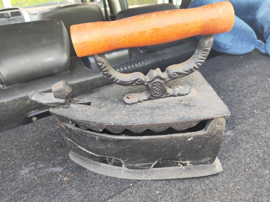 Ferro de engomar a carvão antigo em ferro e madeira