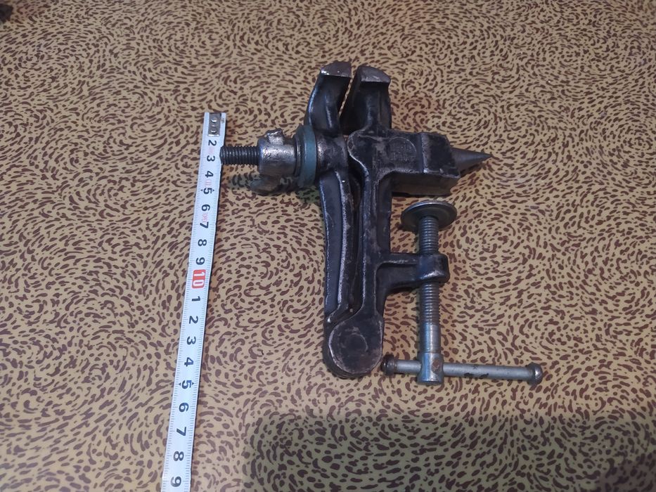 Тиски слюсарні / тіски