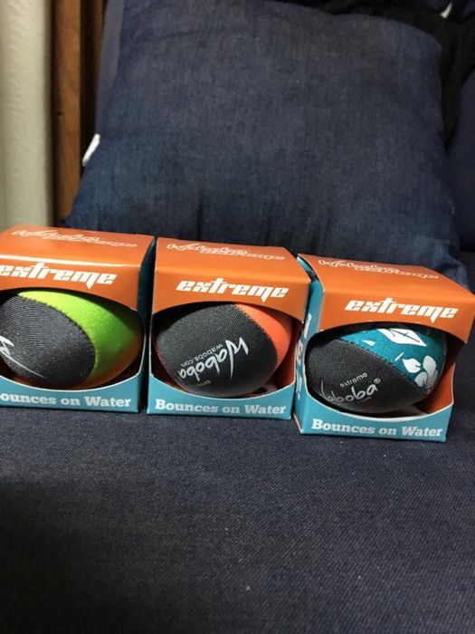 Bolas que saltam na água