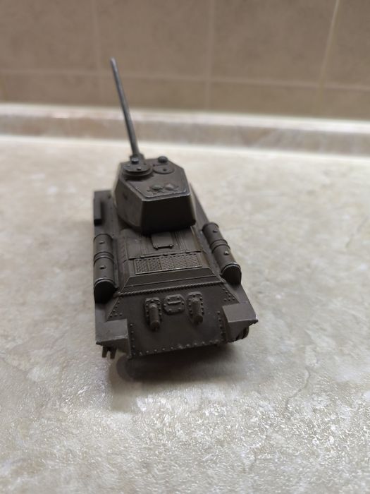 Продам модель советского танка Т-34 масштаб 1:43