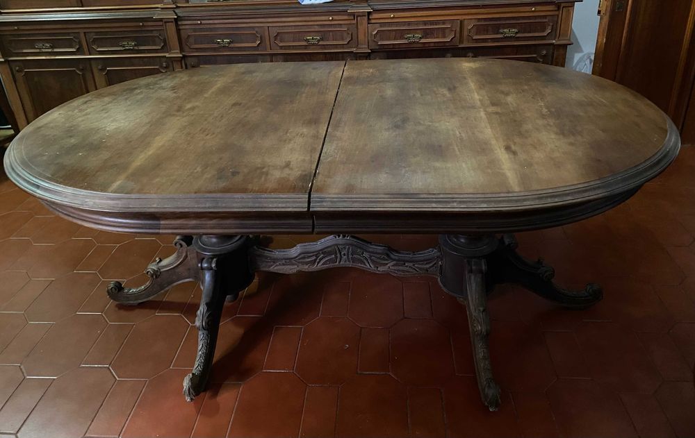 Bela mesa antiga de madeira maciça. Antiguidade. 8 lugares. 188.50cm
