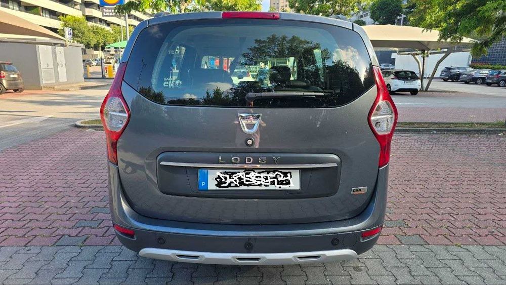 Dacia Lodgy Stepway 1.5 dCi 110 cv, diesel (gasóleo), 7 lugares, Dezembro de 2017, Cinzento