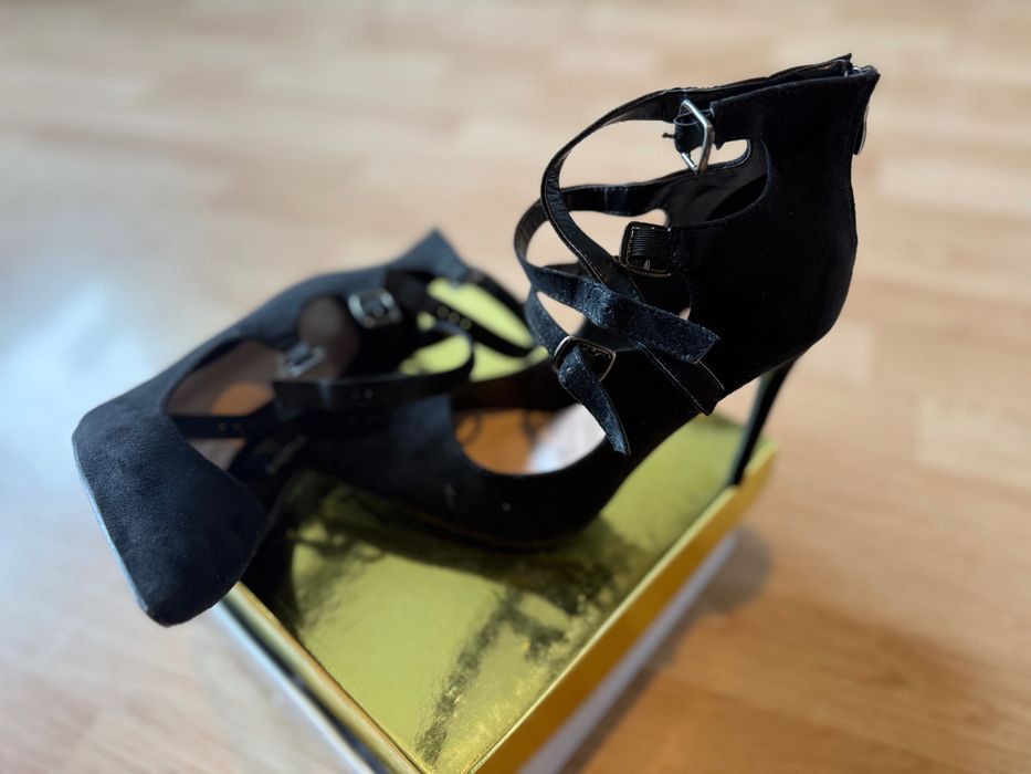 Zamszowe szpilki z paseczkami 39