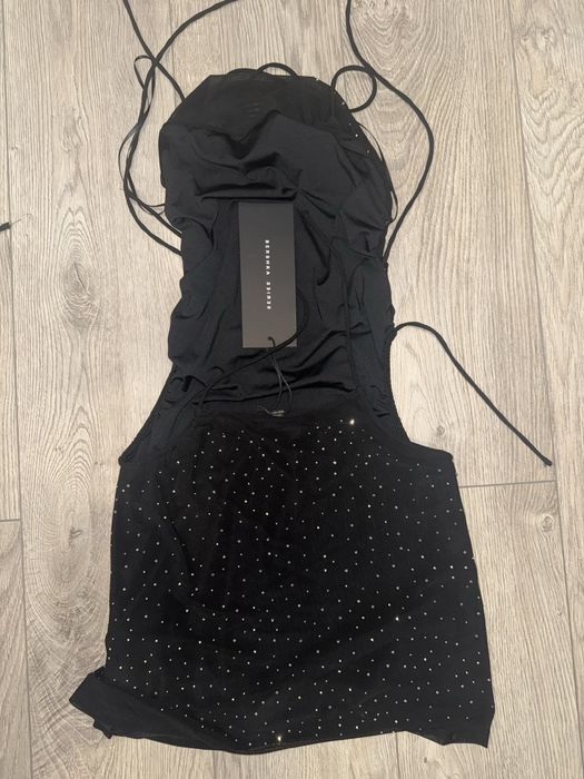 Черное сияющее платье от Bershka