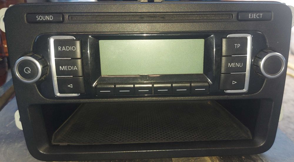 Штатна магнітола на volkswagen golf 5