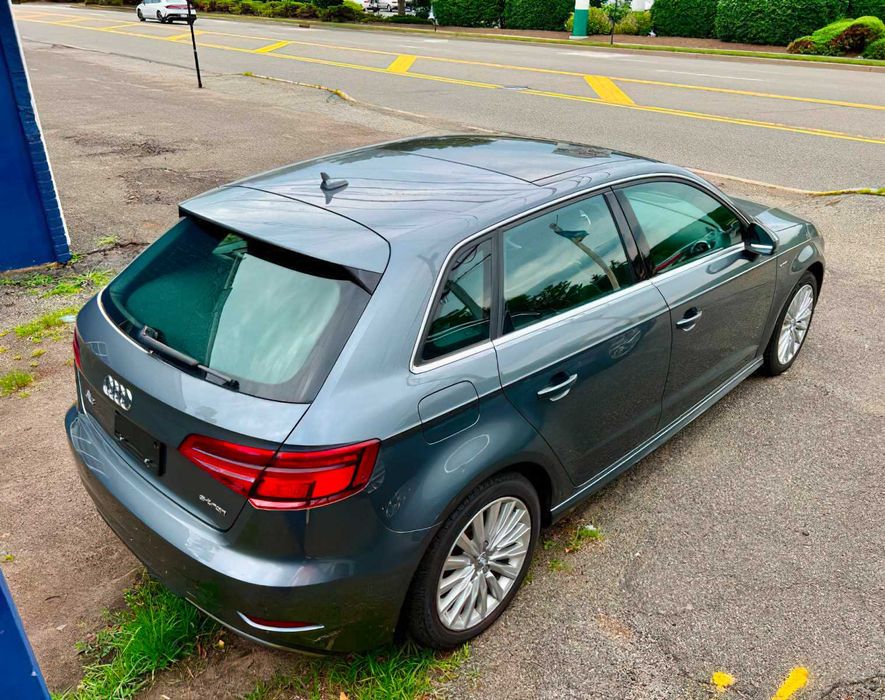 Audi A3 e-tron      2017