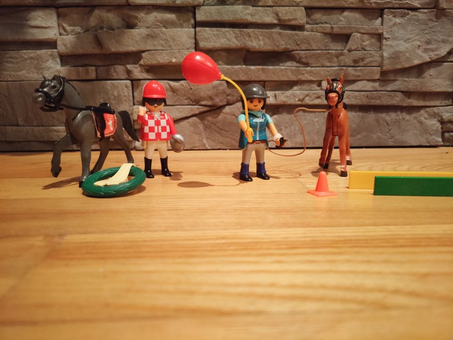 Playmobil jeździec z koniem + dżokej z balonem