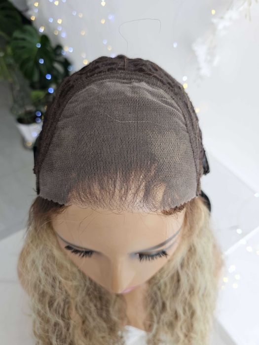 Peruka Taylor premium zmiana przedziałka mix blond fale