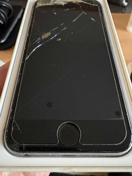 iPhone 6S 64Gb com ecran partido mas completamente funcional desbloqueado