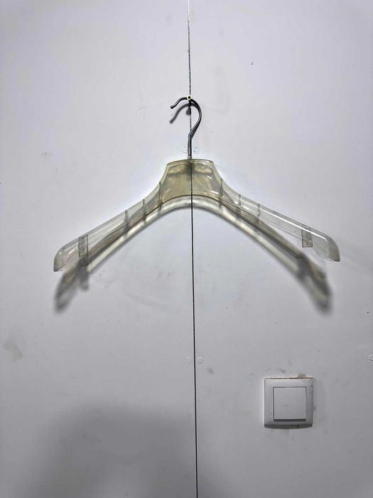 Cabides de madeira, metal e plástico