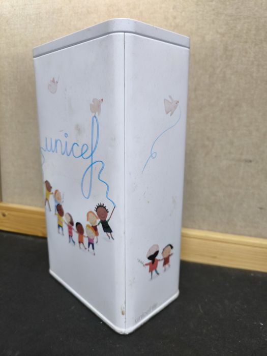 Lata Decorativa Metálica UNICEF - Colecionável
Lata metálica vertical