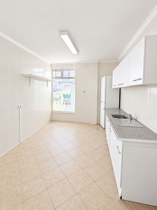 Espaço Comercial para Arrendamento – Torre da Marinha |m