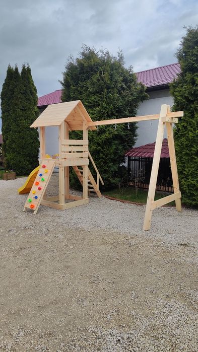 Solidny Domek dla dzieci z hustawką i wspinaczką.