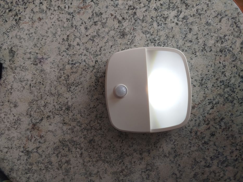 Нічний світильник з датчиком руху