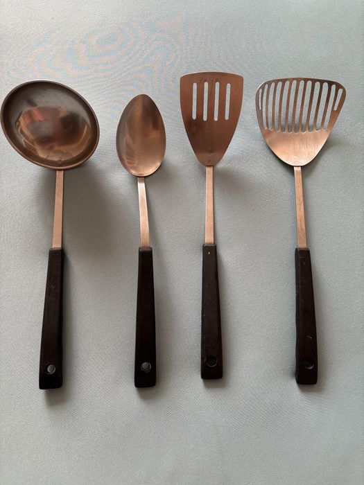 Набор  столовий із четирех предметов