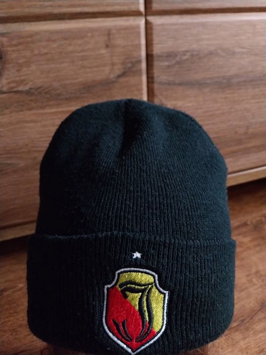 Czapka  w czarnym kolorze z herbem Jagiellonii