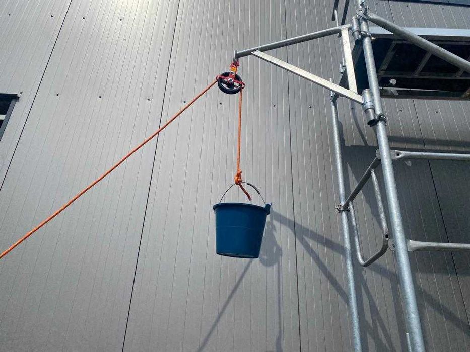 Wysięgnik rusztowanie zblocze hakowe lina wciągarka