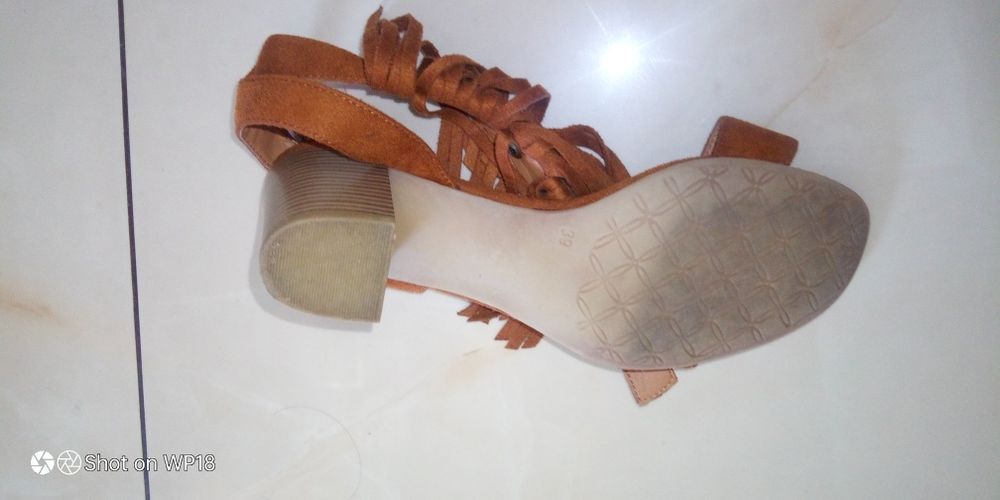 Sandały na obcasie 39