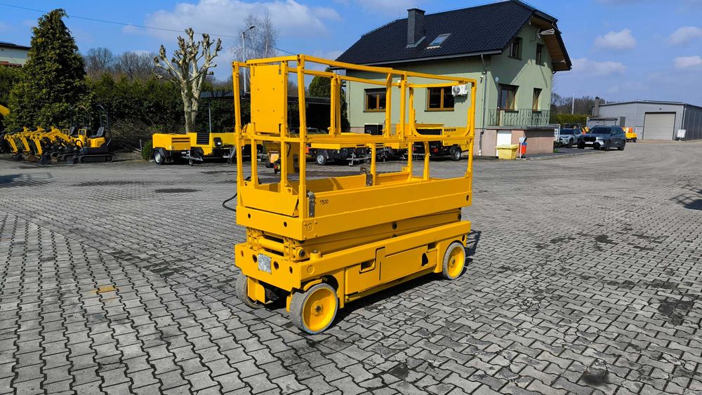 Elektryczny podnośnik nożycowy HAULOTTE Compact 8 Rok produkcji 2011
