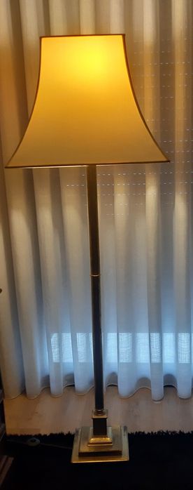 Cadeeiro de chão em latão vintage.