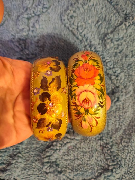 Ganchos e pulseiras pintadas a mao