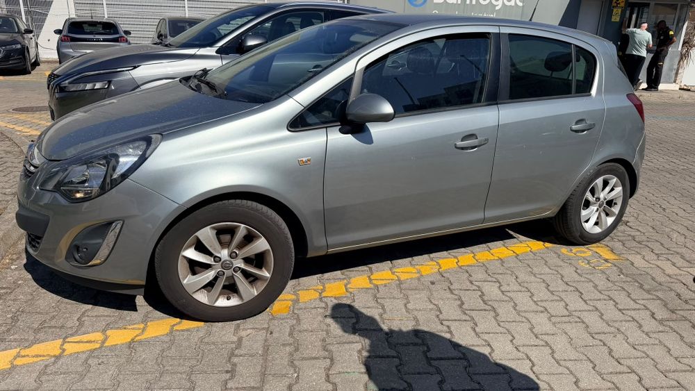 Opel Corsa 1.2 85 cv, 5 portas, julho de 2014 e 100.000 km