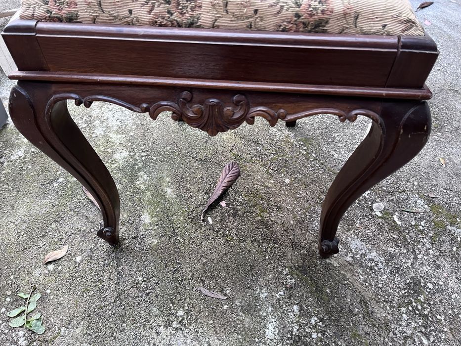 Cadeiras de madeira antigas