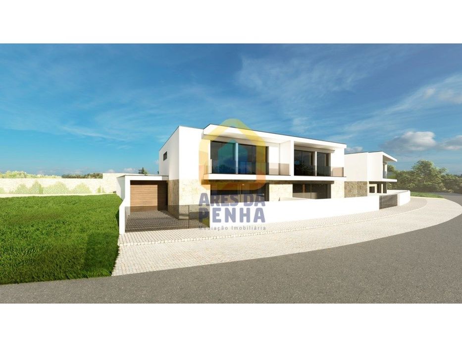 Moradia Geminada de Sonho com Espaço e Conforto.