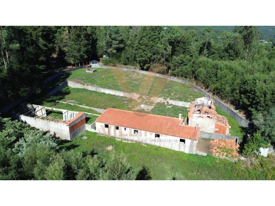 Propriedade com 2 Casas Antigas junto ao Caminho Português de Santi...