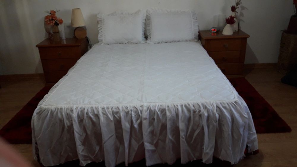 White bedspread with ruffles64739326282498122