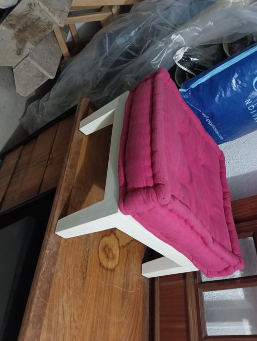 Banqueta pequena branca com almofada rosa
