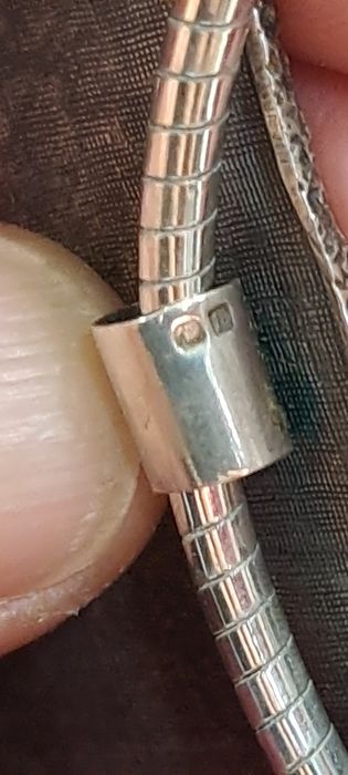 Colar em Prata com pendente e brincos.
