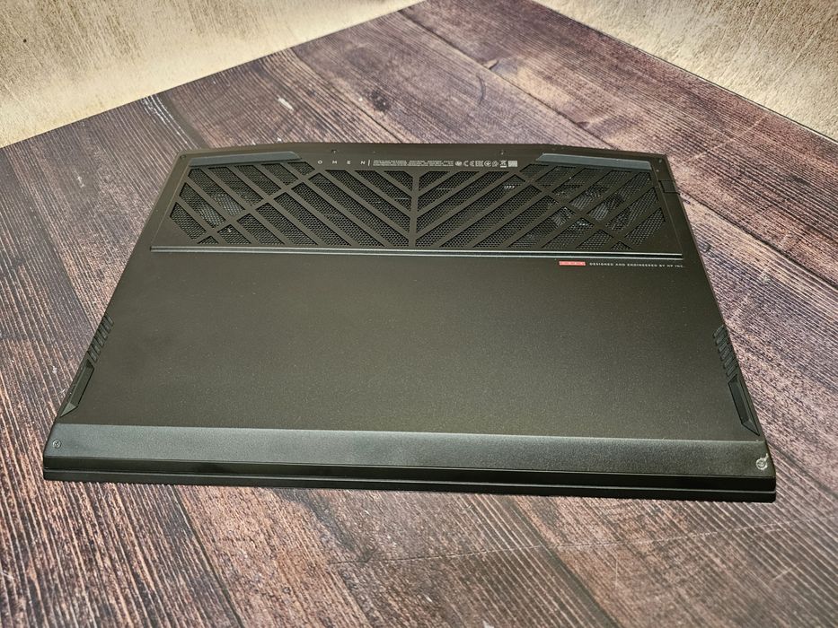 HP Omen 15-dh0007ng (Core i7-9750H/16Gb/RTX 2070 Max-Q/SSD+HDD/144Hz)