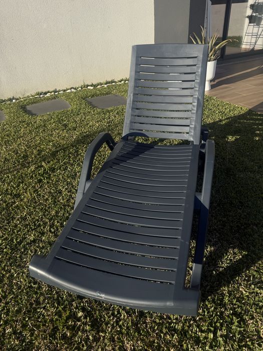 Espreguiçadeira de jardim como nova