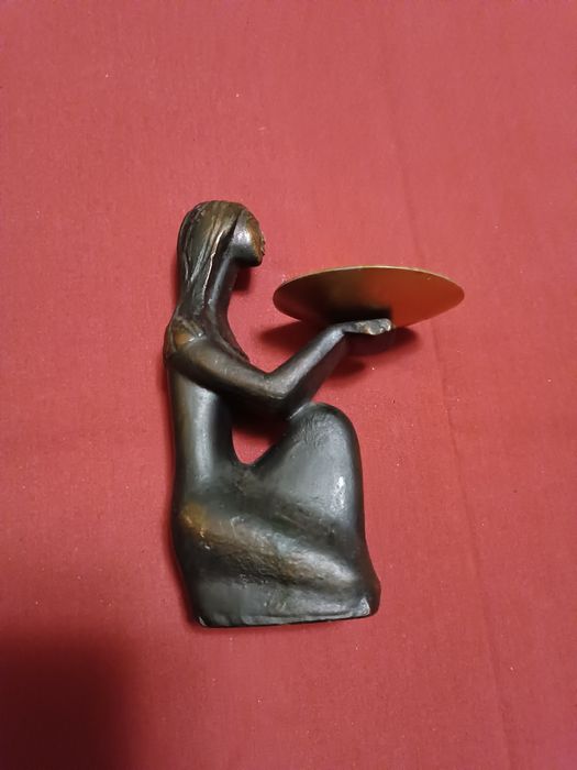 Подсвечник бронза девушка с чашей.