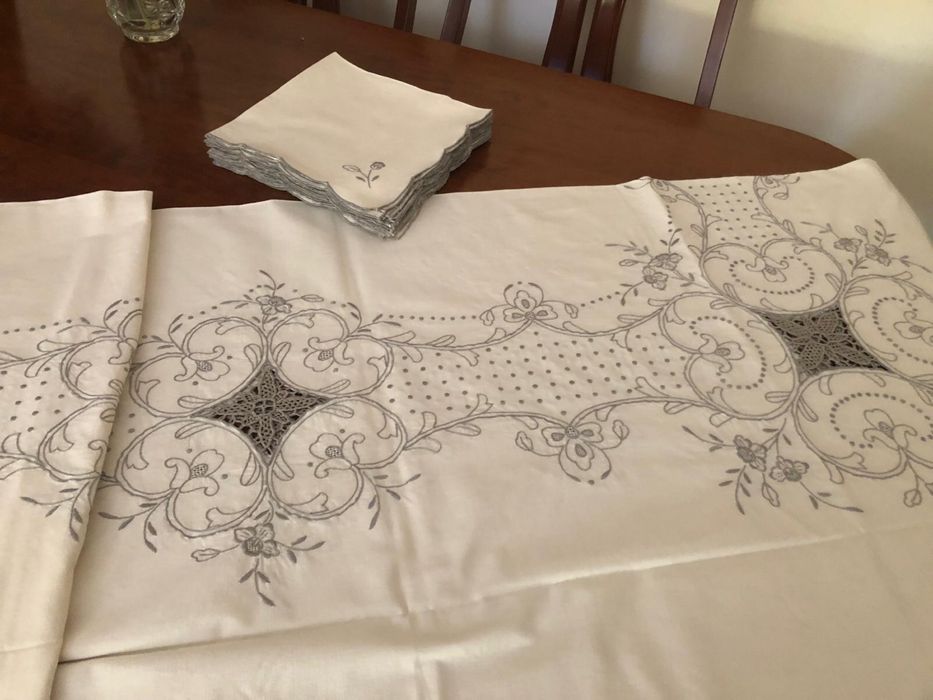 Toalha de mesa e guardanapos bordados à mão