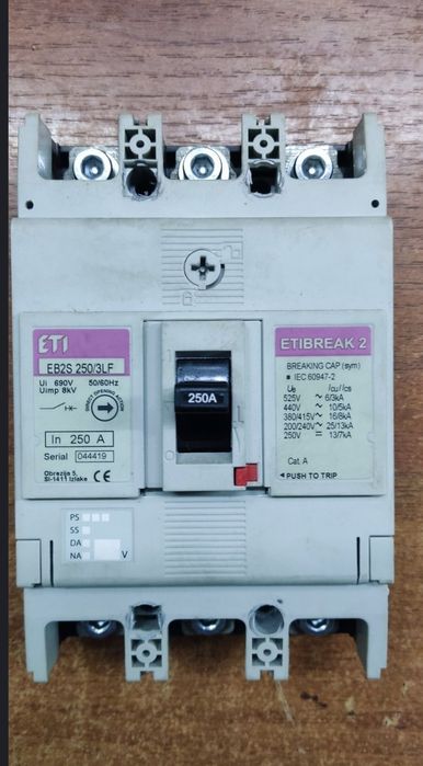 Автоматичний вимикач