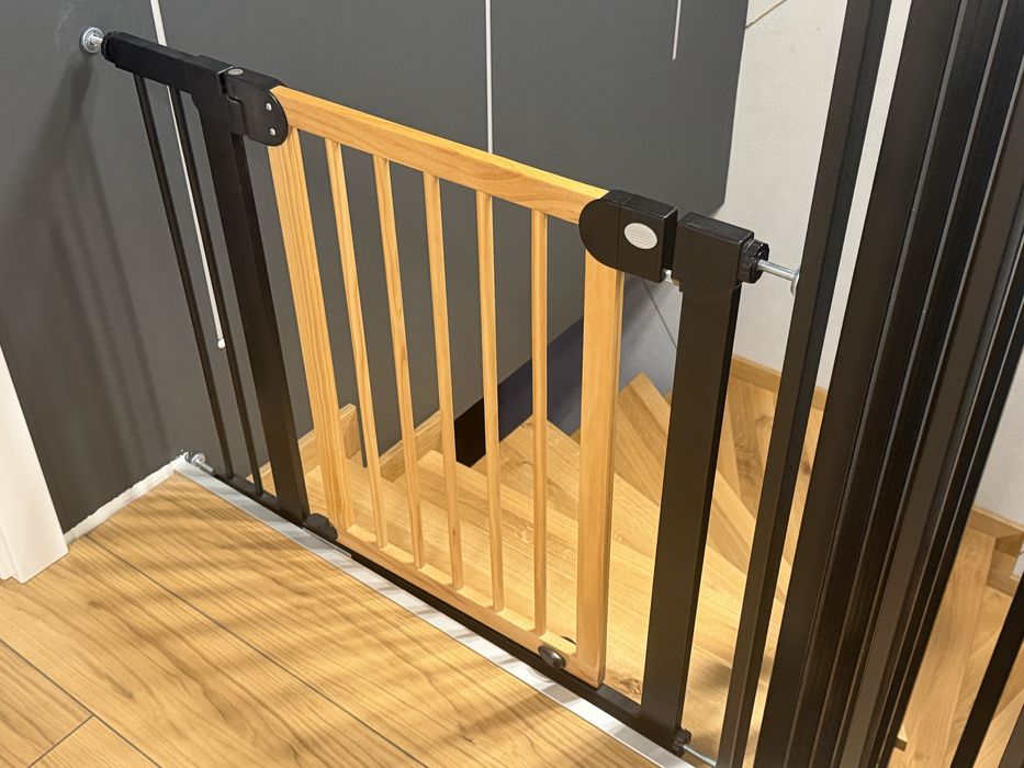Barierka, furtka, bramka zabezpieczajaca na schody