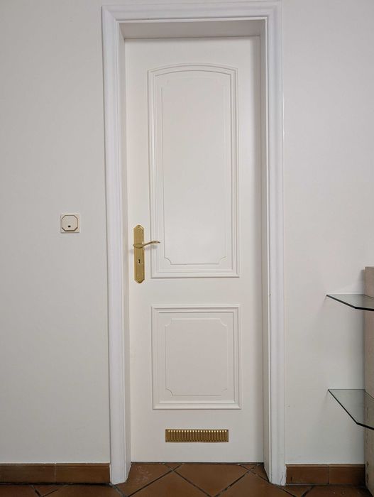 2 elegantes portas brancas com grade de metal abaixo