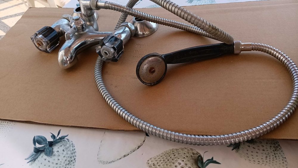 Misturadora de banheira com chuveiro vintes a funcionar bem