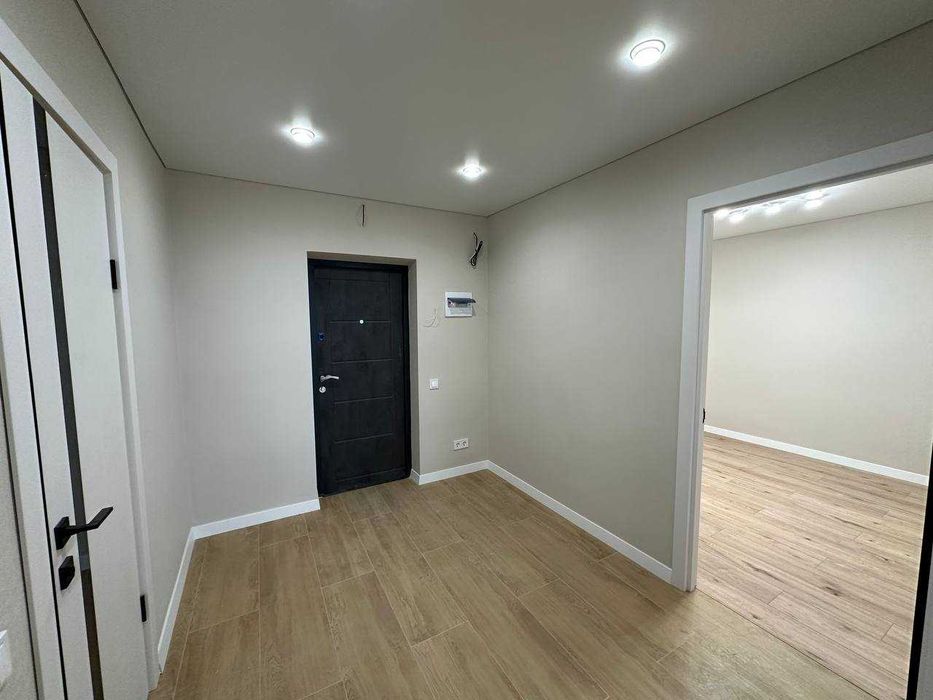 Хороша двокімнатна квартира на Виставці. Свіжий ремонт.