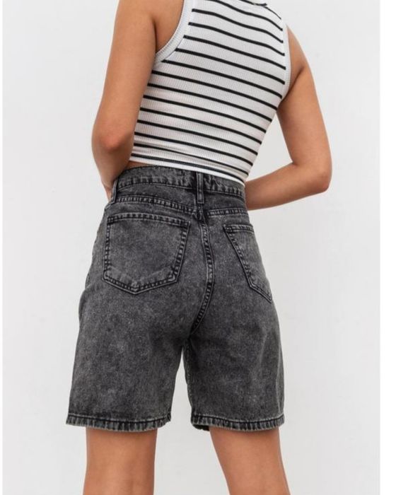 Шорти на високій посадці з щільного джинса. Прямий базовий фасон, який