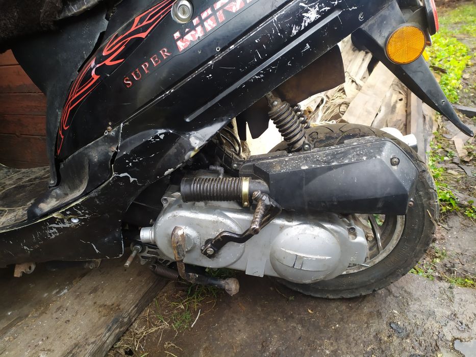 Скутер з документами на повному ходу.