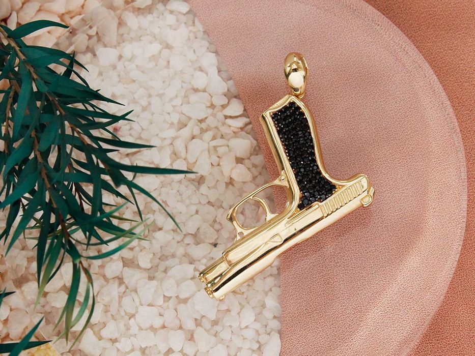 Zawieszka złota wisiorek pistolet z czarnymi cyrkoniami PR 585