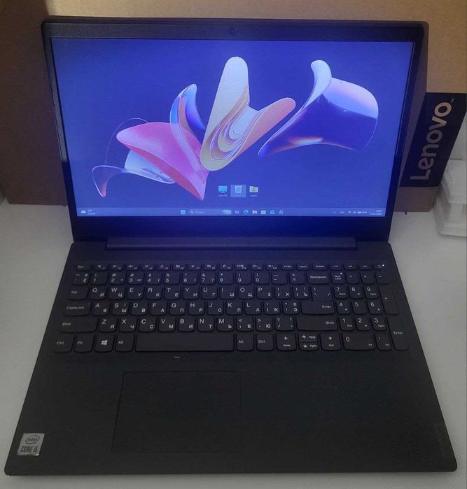 Ноутбук Lenovo V15-IIL (i5-1035G1, RAM 8Gb). Відмінний стан.
